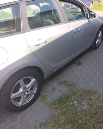 Opel Astra cena 16500 przebieg: 325000, rok produkcji 2012 z Sianów małe 56